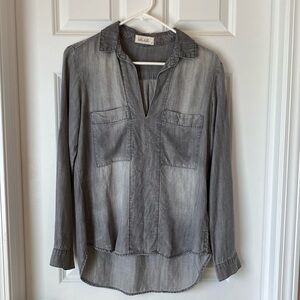 Bella Dahl V Neck Two Pocket Denim Shirt - Gray -‎ Small
